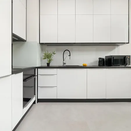 Apartament Luksusowe W łodzi Z Biurkiem, Balkonem I Klimatyzatorem By Renters Prestige