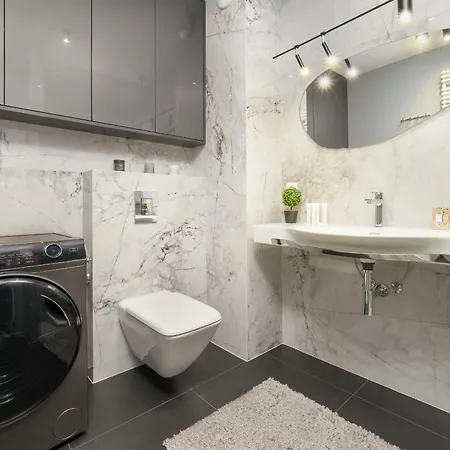 Apartament Luksusowe W łodzi Z Biurkiem, Balkonem I Klimatyzatorem By Renters Prestige